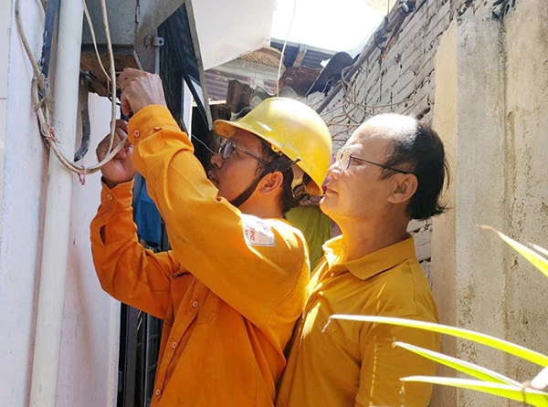 Nhân viên Điện lực Đà Nẵng hỗ trợ khách hàng xử lý sự cố điện.