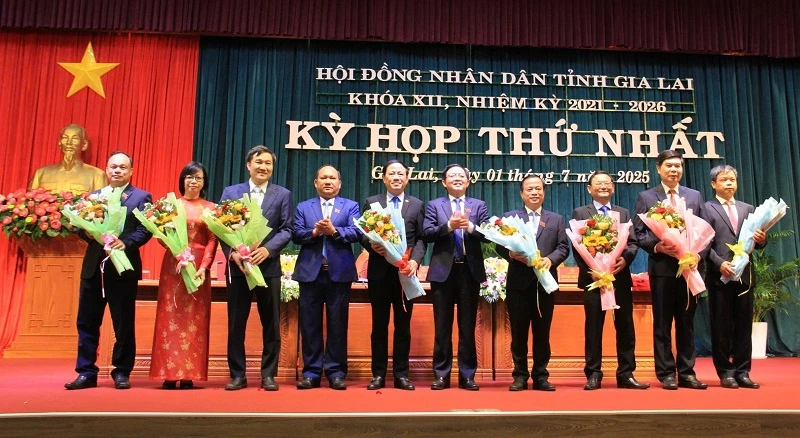 Bí thư Tỉnh uỷ Hồ Quốc Dũng (thứ 5 từ phải qua) và Chủ tịch HĐND Rah Lan Chung (thứ 4 từ trái sang) tặng hoa chúc mừng Chủ tịch và các Phó Chủ tịch UBND tỉnh Gia Lai, nhiệm kỳ 2021-2026