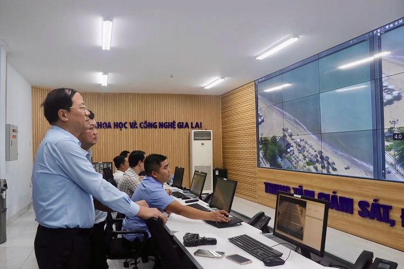 Ông Phạm Anh Tuấn kiểm tra tình hình triển khai các hệ thống thông tin phục vụ công tác chỉ đạo điều hành, phục vụ người dân, doanh nghiệp.