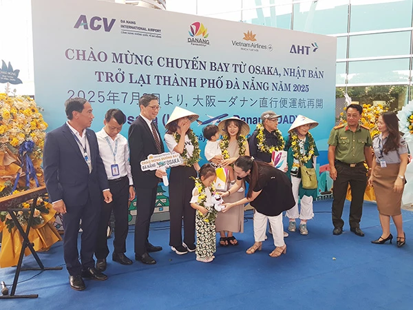 Phó Giám đốc Sở VHTT&DL Đà Nẵng Nguyễn Thị Hoài An tặng quà chúc mừng các vị khách đầu tiên trên chuyến bay VN337 hạ cánh sân bay Đà Nẵng trưa ngày 3/7. Phó Giám đốc Sở VHTT&DL Đà Nẵng Nguyễn Thị Hoài An tặng quà chúc mừng các vị khách đầu tiên trên chuyến bay VN337 hạ cánh sân bay Đà Nẵng trưa ngày 3/7.