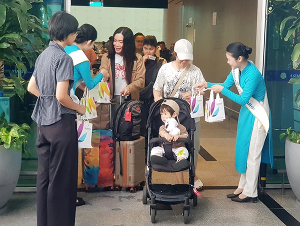 Tặng quà lưu niệm của du lịch Đà Nẵng cho các du khách đến từ Osaka. Tặng quà lưu niệm của du lịch Đà Nẵng cho các du khách đến từ Osaka.
