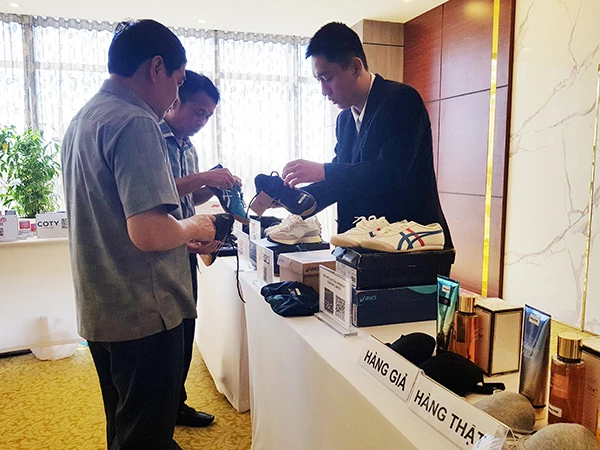 Trưng bày, hướng dẫn phân biêtuj hàng thật, hàng giả bên lề hội nghị. Trưng bày, hướng dẫn phân biêtuj hàng thật, hàng giả bên lề hội nghị.