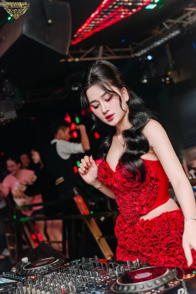Và những màn trình diễn DJ đầy quyến rũ tại TOP TV CLUB. Và những màn trình diễn DJ đầy quyến rũ tại TOP TV CLUB.