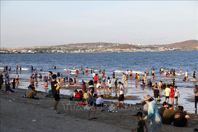 Khai thác lợi thế biển - rừng - văn hóa để phát triển du lịch bền vững
