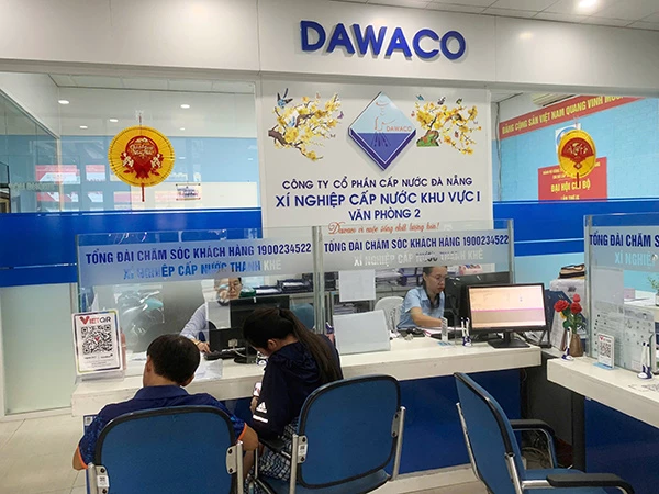 Khách hàng đến giao dịch tại Xí nghiệp Cấp nước khu vực I của Dawaco. Khách hàng đến giao dịch tại Xí nghiệp Cấp nước khu vực I của Dawaco.