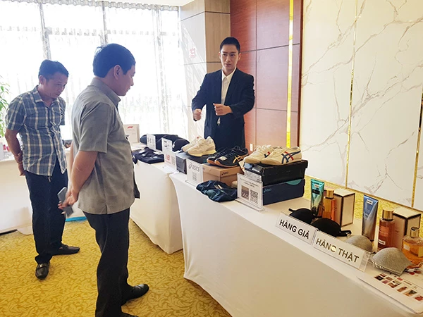 Trưng bày hàng thật, hàng giả bên lề hội nghị do Ban chỉ đạo 389 quốc gia tổ chức tại Đà Nẵng ngày 7/7 tại Đà Nẵng. Trưng bày hàng thật, hàng giả bên lề hội nghị do Ban chỉ đạo 389 quốc gia tổ chức tại Đà Nẵng ngày 7/7 tại Đà Nẵng.