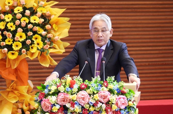Nhà giáo ưu tú, PGS.TS Lương Minh Cừ - Bí thư Đảng ủy, Hiệu trưởng Trường Đại học Cửu Long phát biểu tại buổi lễ.