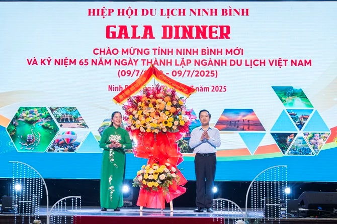 Thay mặt Tỉnh ủy, HĐND, UBND tỉnh, đồng chí Chủ tịch UBND tỉnh Phạm Quang Ngọc tặng hoa chúc mừng cán bộ, cộng đồng doanh nghiệp và những người làm du lịch.
