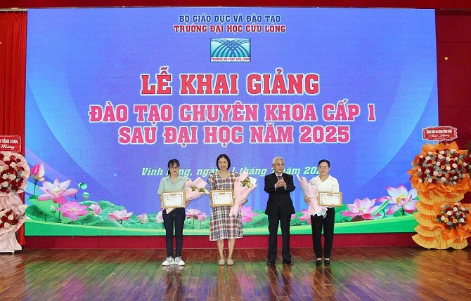 Nhà giáo ưu tú, Phó Giáo sư, Tiến sĩ Lương Minh Cừ – Bí thư Đảng ủy, Hiệu trưởng Trường Đại học Cửu Long trao giấy khen cho thí sinh đạt điểm cao trong trong kỳ thi.