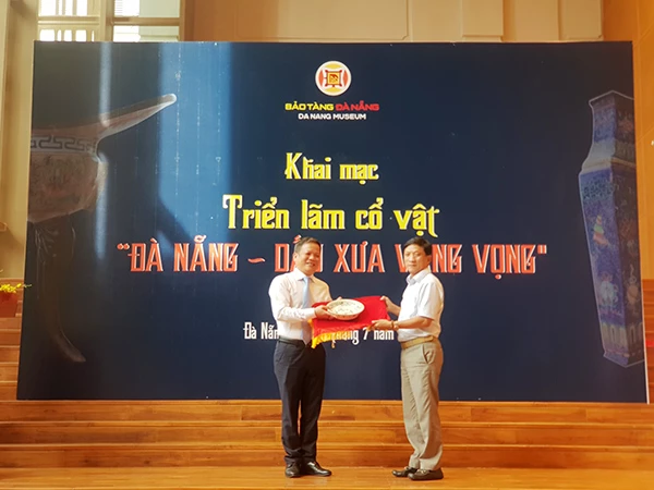 Giám đốc bảo tàng Đà Nẵng Huỳnh Đình Quốc Thện (trái) tiếp nhận cổ vật do các nhà sưu tập hiến tặng. Giám đốc bảo tàng Đà Nẵng Huỳnh Đình Quốc Thện (trái) tiếp nhận cổ vật do các nhà sưu tập hiến tặng.