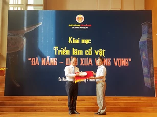 Bảo tàng Đà Nẵng tiếp nhận gần 100 cổ vật hiến tặng