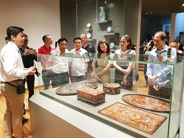 Triển lãm cổ vật “Đà Nẵng – Dấu xưa vang vọng” thu hút khách tham quan. Triển lãm cổ vật “Đà Nẵng – Dấu xưa vang vọng” thu hút khách tham quan.