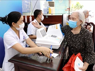 Giữ nguyên mức đóng BHYT bằng 4,5% lương cơ sở