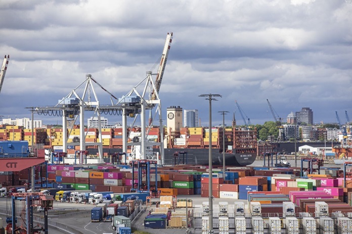 Biện pháp thuế quan mới của Tổng thống Trump tác động mạnh tới trụ cột kinh tế nhiều nước EU
