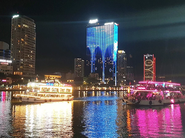 Du lịch đường thuỷ nội địa trên sông Hàn, Đà Nẵng. Du lịch đường thuỷ nội địa trên sông Hàn, Đà Nẵng.
