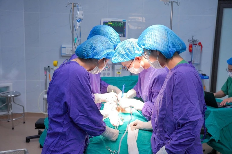 Y bác sĩ Khoa Ngoại tổng hợp - Bệnh viện Hùng Vương Gia Lai phẩu thuật cho bệnh nhân. 