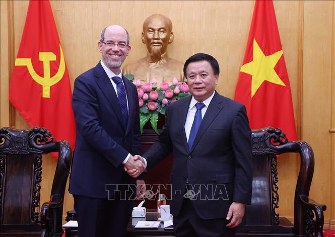 Hợp tác ứng dụng AI, dữ liệu lớn trong đào tạo cán bộ lãnh đạo, quản lý và nghiên cứu tư vấn chính sách