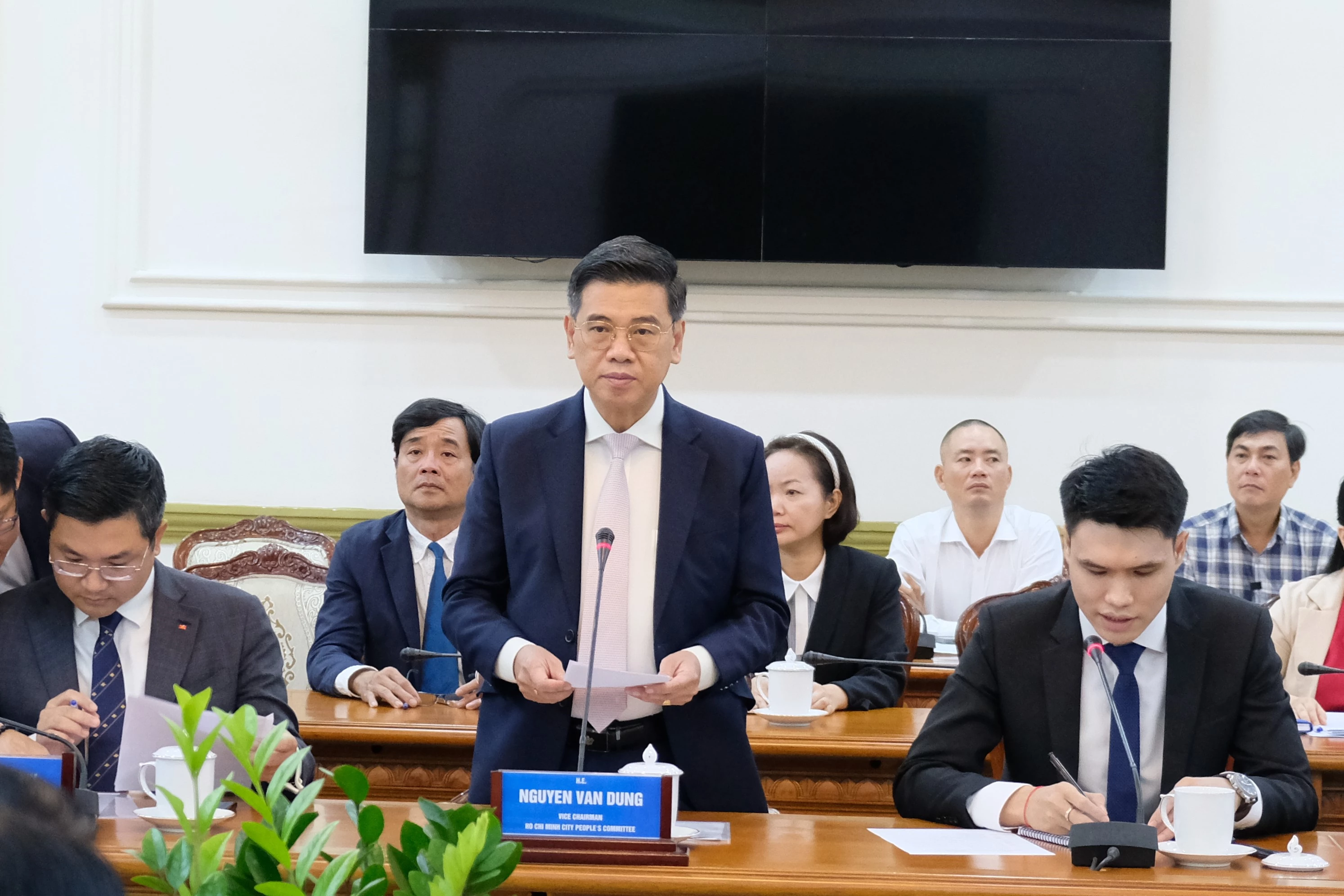 Phó Chủ tịch UBND TP Hồ Chí Minh Nguyễn Văn Dũng phát biểu tại buổi tiếp