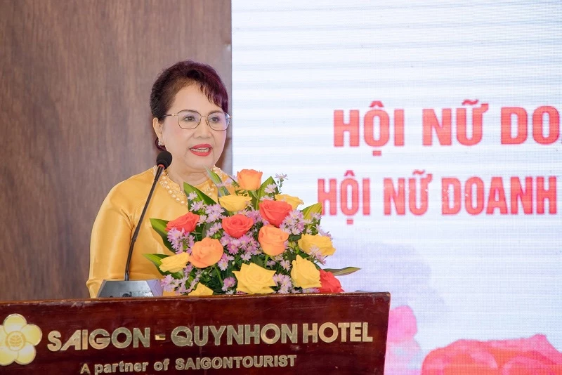Bà Đồng Thị Ánh – Chủ tịch Hội Nữ doanh nhân tỉnh Bình Định (cũ), phát biểu khai mạc.