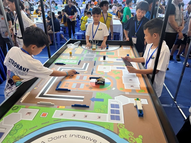 Các đội thi tranh tài tại cuộc thi Robotacon Gia Lai 2025.