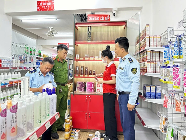 Lực lượng chức năng TP Đà Nẵng kiểm tra các cơ sở kinh doanh thực phẩm chức năng, mỹ phẩm có biểu hiện vi phạm trên địa bàn TP.