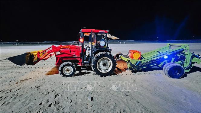 Làm sạch bãi biển Vũng Tàu bằng xe sàng cát tự động