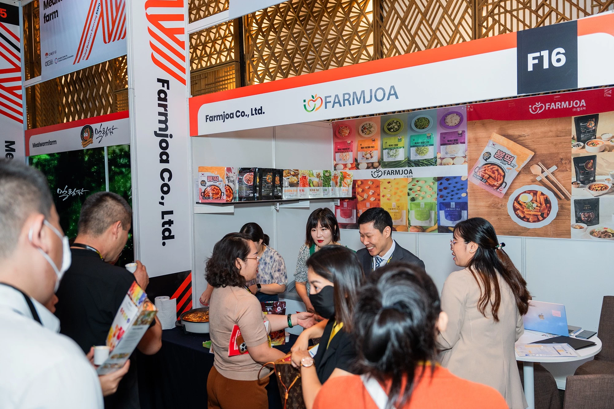 Khách tham dự sự kiện MEGA US EXPO được trực tiếp trải nghiệm các sản phẩm đến từ Hàn Quốc Khách tham dự sự kiện MEGA US EXPO được trực tiếp trải nghiệm các sản phẩm đến từ Hàn Quốc
