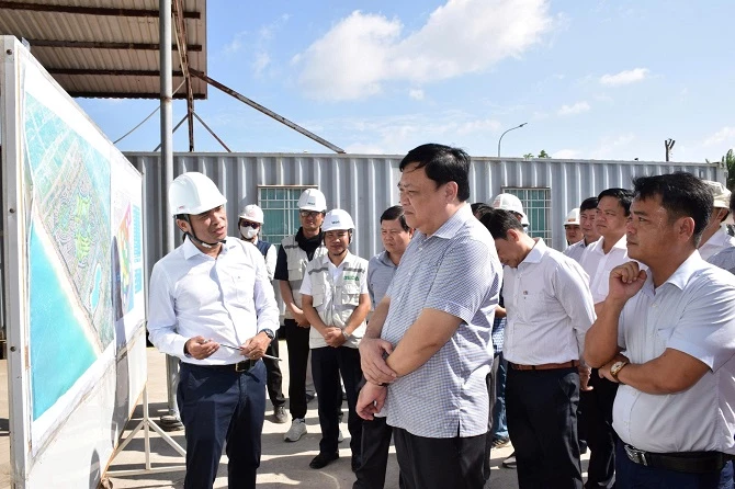 Chủ tịch khảo sát khu du lịch sinh thái hỗn hợp-khu 409 ha do tập đoàn DeTa làm chủ đầu tư.