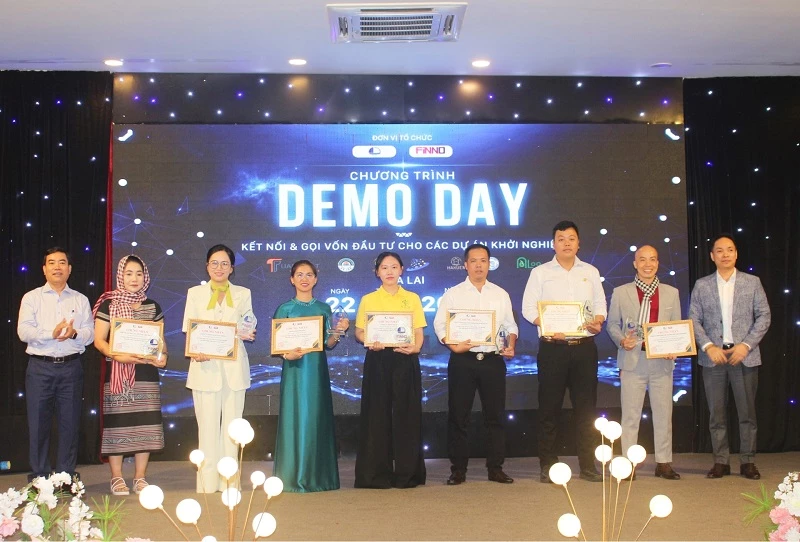 Ban tổ chức trao kỷ niệm chương và chứng nhận cho các dự án xuất sắc. 