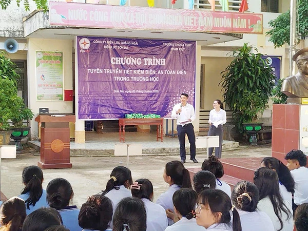 Các đơn vị thuộc EVNCPC tổ chức truyền thông về tiết kiệm điện tại các trường học. Các đơn vị thuộc EVNCPC tổ chức truyền thông về tiết kiệm điện tại các trường học.