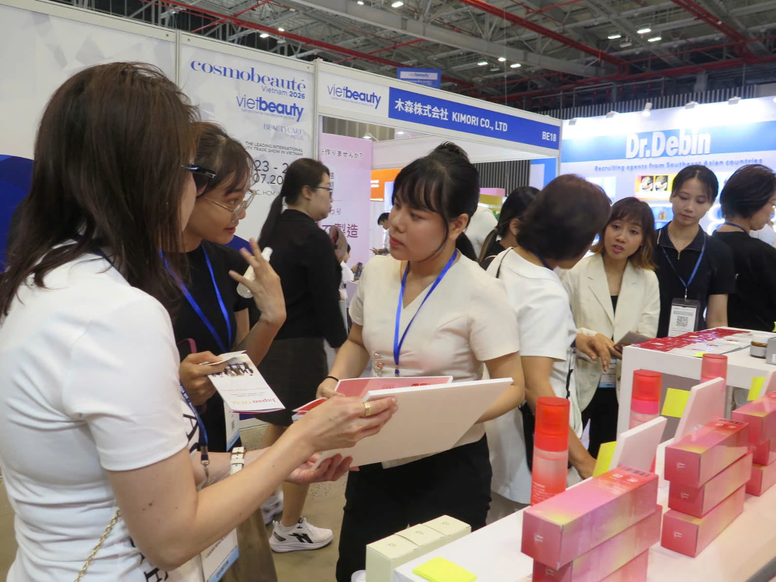 3.000 thương hiệu quy tụ tại triển lãm ngành làm đẹp. 3.000 thương hiệu quy tụ tại triển lãm ngành làm đẹp.