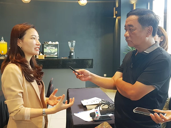 Bà Dương Thuỳ Dung trả lời phỏng vấn của phóng viên Doanh nghiệp Việt Nam. Bà Dương Thuỳ Dung trả lời phỏng vấn của phóng viên Doanh nghiệp Việt Nam.