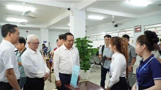 Chủ tịch UBND TP. Hồ Chí Minh Nguyễn Văn Được khảo sát tại Trung tâm phục vụ hành chính công phường Dĩ An. Chủ tịch UBND TP. Hồ Chí Minh Nguyễn Văn Được khảo sát tại Trung tâm phục vụ hành chính công phường Dĩ An.