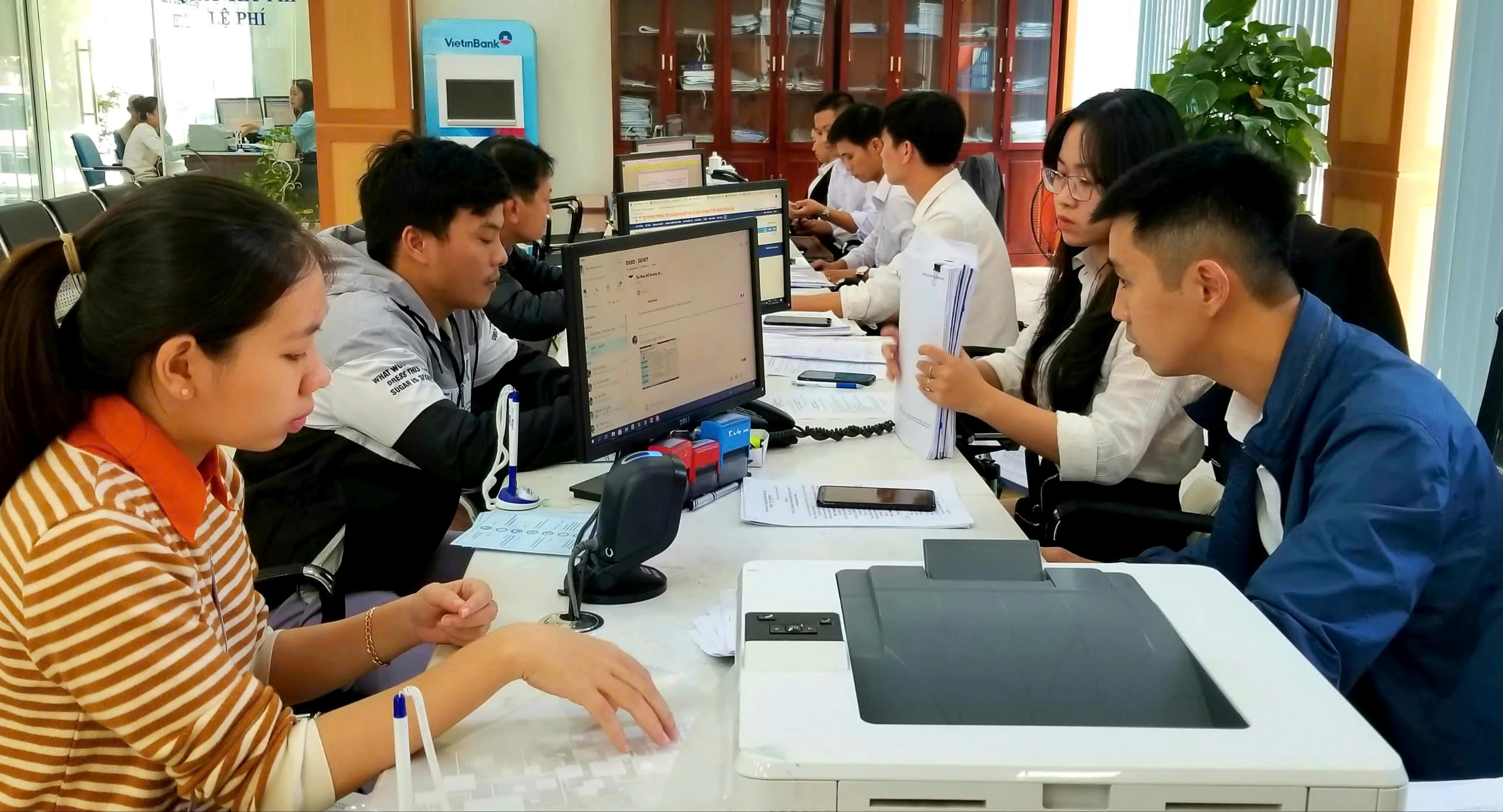 Người dân tra cứu, giải quyết thủ tục hành chính tại bộ phận một cửa hiện đại, nơi dịch vụ công trực tuyến được tích hợp với nền tảng Hue-S, góp phần nâng cao chất lượng phục vụ và giảm thời gian chờ đợi. Người dân tra cứu, giải quyết thủ tục hành chính tại bộ phận một cửa hiện đại, nơi dịch vụ công trực tuyến được tích hợp với nền tảng Hue-S, góp phần nâng cao chất lượng phục vụ và giảm thời gian chờ đợi.