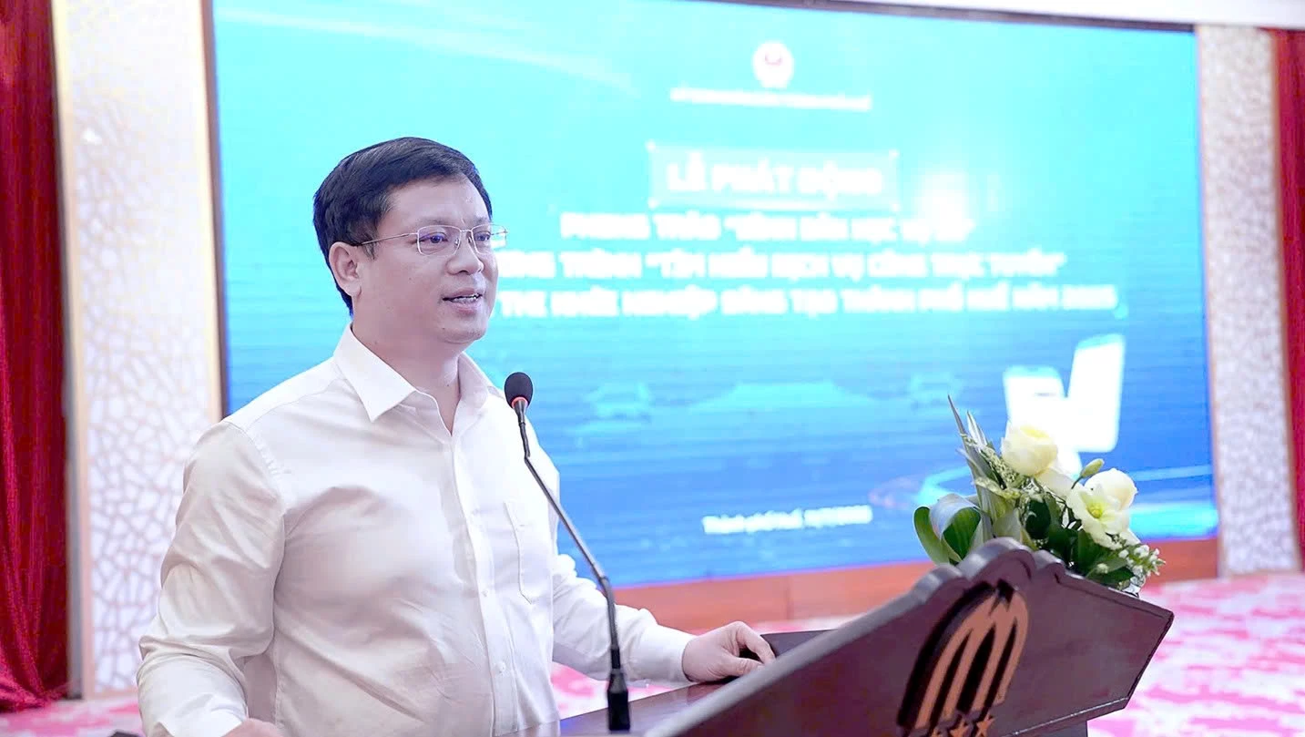 Phó Chủ tịch Thường trực UBND TP Huế Nguyễn Thanh Bình phát biểu tại Lễ phát động Phong trào “Bình dân học vụ số” và Cuộc thi Khởi nghiệp sáng tạo, nhấn mạnh vai trò then chốt của khoa học, công nghệ, ĐMST và CĐS trong phát triển đô thị bền vững. Phó Chủ tịch Thường trực UBND TP Huế Nguyễn Thanh Bình phát biểu tại Lễ phát động Phong trào “Bình dân học vụ số” và Cuộc thi Khởi nghiệp sáng tạo, nhấn mạnh vai trò then chốt của khoa học, công nghệ, ĐMST và CĐS trong phát triển đô thị bền vững.