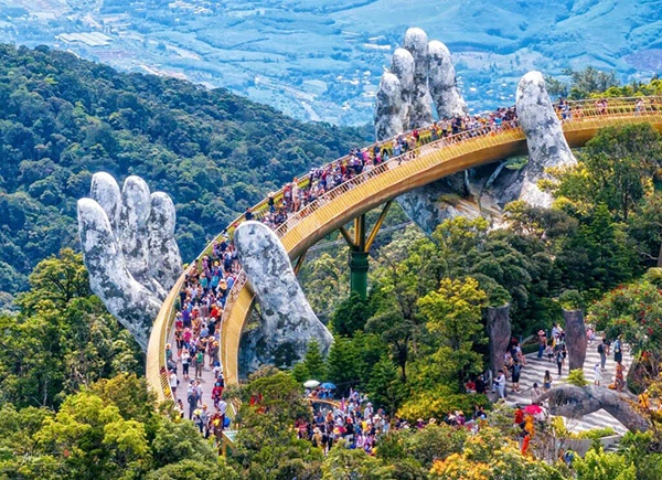 Cầu vàng  một trong những điểm đến du lịch nổi tiếng của Đà Nẵng.