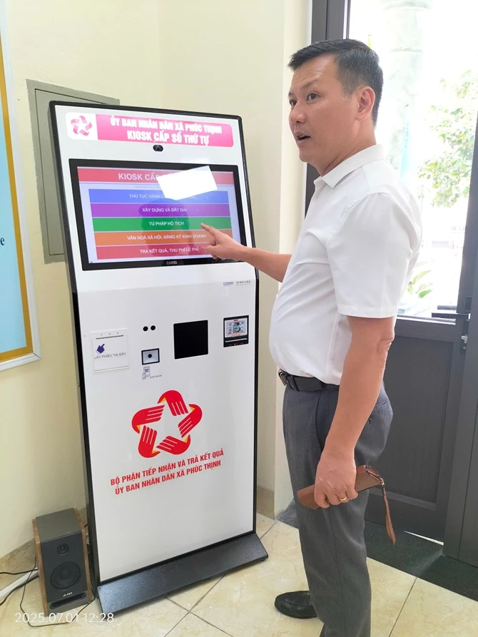 Hướng dẫn người dân cập nhật dữ liệu bằng hệ thống chuyển đổi số tại xã Phúc Thịnh, Thành phố Hà Nội. Hướng dẫn người dân cập nhật dữ liệu bằng hệ thống chuyển đổi số tại xã Phúc Thịnh, Thành phố Hà Nội.