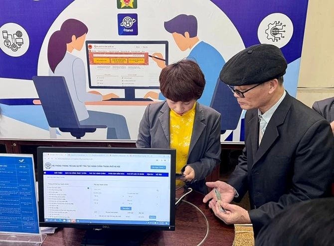 Số hóa dữ liệu thủ tục hành chính cho người dân đến thực hiện thủ tục tại Trung tâm Phục vụ hành chính công thành phố Hà Nội. Số hóa dữ liệu thủ tục hành chính cho người dân đến thực hiện thủ tục tại Trung tâm Phục vụ hành chính công thành phố Hà Nội.