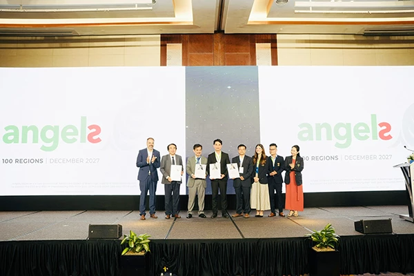 TS.BS Lê Đức Nhân, Giám đốc Bệnh viện Đà Nẵng (thứ tư, trái qua), đại diện TP Đà Nẵng nhận chứng nhận "Angels Region".