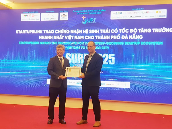 ông Eli David - CEO của StartupBlink đã chính thức trao tặng chứng nhận "Hệ sinh thái tăng trưởng nhanh nhất Việt Nam năm 2025" cho lãnh đạo UBND TP Đà Nẵng. ông Eli David - CEO của StartupBlink đã chính thức trao tặng chứng nhận "Hệ sinh thái tăng trưởng nhanh nhất Việt Nam năm 2025" cho lãnh đạo UBND TP Đà Nẵng.