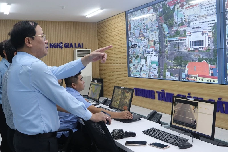Chủ tịch UBND tỉnh Phạm Anh Tuấn kiểm tra Trung tâm điều hành đô thị thông minh thuộc Sở Khoa học và Công nghệ tỉnh.