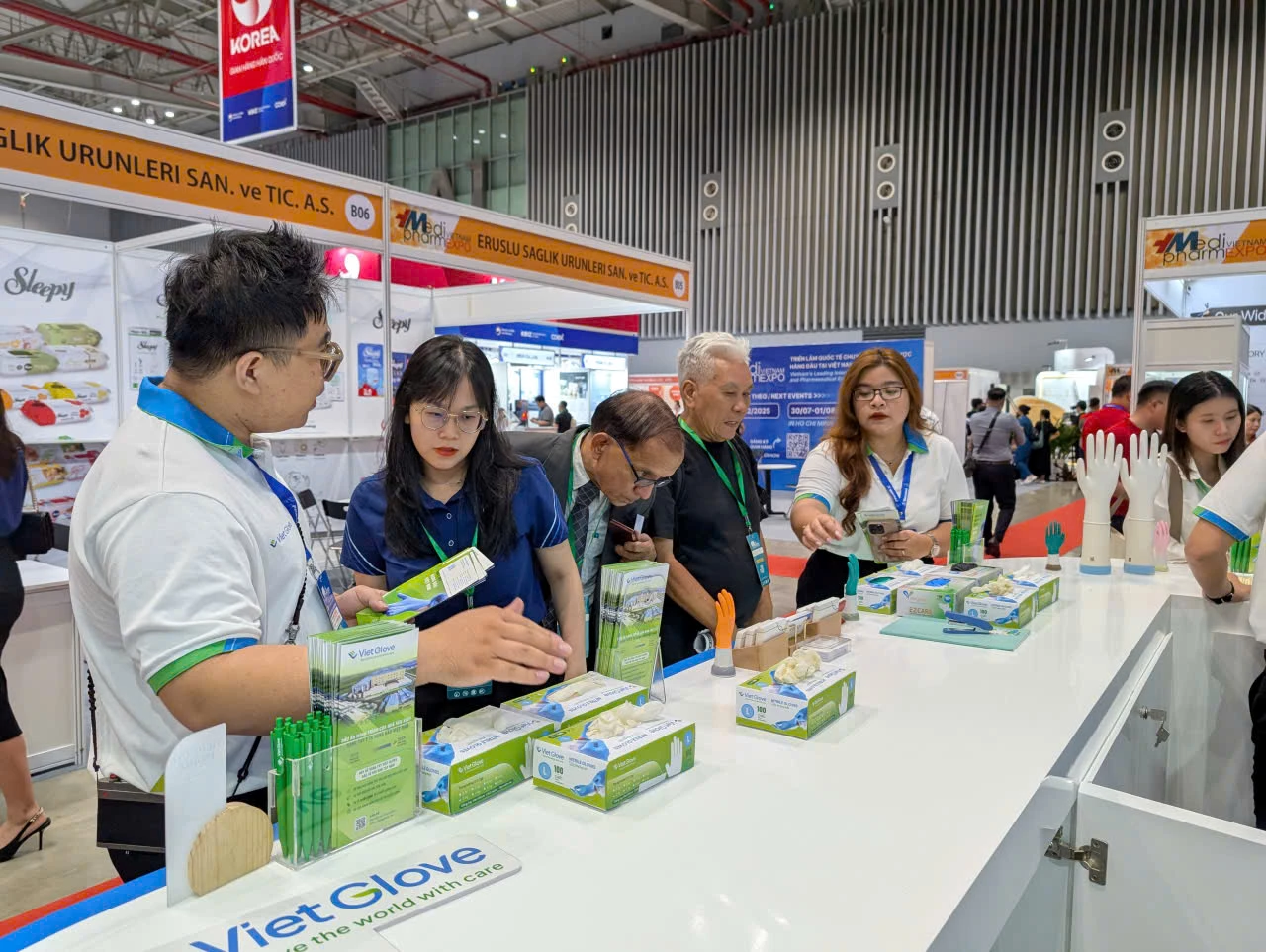 Khách tham quan gian hàng tại Vietnam Medipharm Expo 2025. Khách tham quan gian hàng tại Vietnam Medipharm Expo 2025.