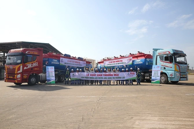 Ban lãnh đạo Nhà máy Lọc dầu Dung Quất, đại diện các ban chuyên môn BSR và PVOIL chào mừng xuất khẩu những lô dầu DO đầu tiên sang thị trường Lào Ban lãnh đạo Nhà máy Lọc dầu Dung Quất, đại diện các ban chuyên môn BSR và PVOIL chào mừng xuất khẩu những lô dầu DO đầu tiên sang thị trường Lào