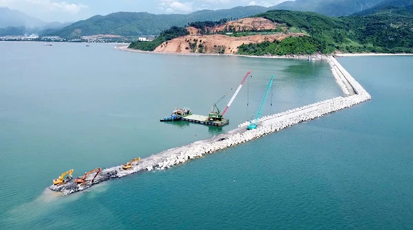 Dự án xây dựng cơ sở hạ tầng dùng chung khu bến cảng Liên Chiểu đang được triển khai khẩn trương. 