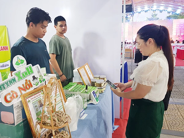 Thanh toán không dùng tiền mạt tại Tuần lễ thương mại số và kết nối vùng Đà Nẵng 2025. Thanh toán không dùng tiền mạt tại Tuần lễ thương mại số và kết nối vùng Đà Nẵng 2025.