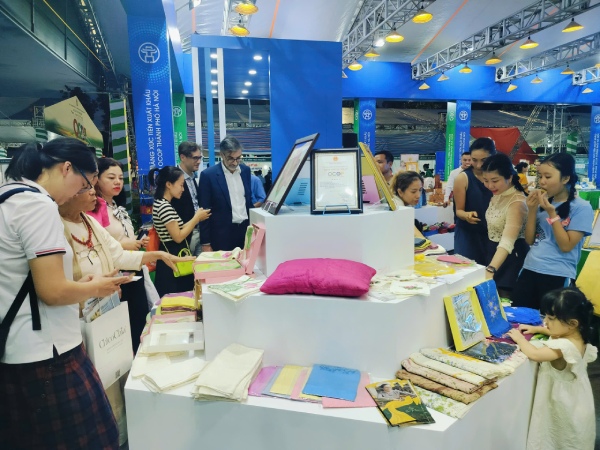 'Số hóa' hành trình xuất khẩu hàng Việt