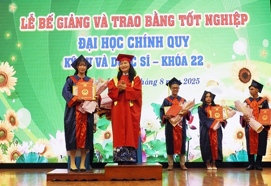 Trường Đại học Cửu Long trao bằng tốt nghiệp cho 227 tân kỹ sư, dược sĩ 