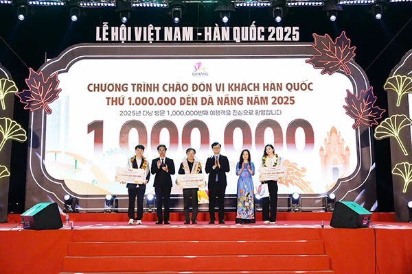 Đà Nẵng chào đón vị khách Hàn Quốc thứ 1 triệu đến TP trong năm 2025. Đà Nẵng chào đón vị khách Hàn Quốc thứ 1 triệu đến TP trong năm 2025.