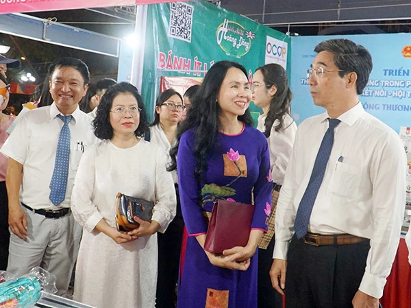Cục trưởng Cục TMĐT và Kinh tế số Lê Hoàng Oanh trao đổi với Phó Chủ tịch UBND TP Đà Nẵng Trần Chí Cường về các giải pháp thúc đẩy phát triển TMĐT trên địa bàn TP. Cục trưởng Cục TMĐT và Kinh tế số Lê Hoàng Oanh trao đổi với Phó Chủ tịch UBND TP Đà Nẵng Trần Chí Cường về các giải pháp thúc đẩy phát triển TMĐT trên địa bàn TP.
