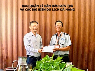 Đà Nẵng khen thưởng nhân viên trật tự biển tìm lại đồ thất lạc cho du khách